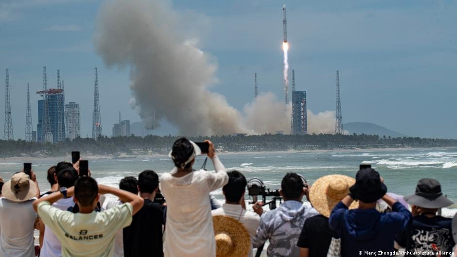 China’s new rocket heats up space race, challenging SpaceX