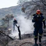 Crete wildfires cause evacuations and firefighter deaths