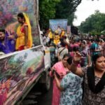 Crowd surge at Hindu festival in India leaves 1 dead and many hospitalised