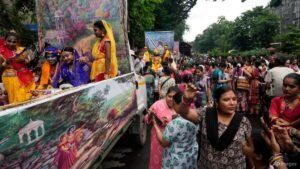 Crowd surge at Hindu festival in India leaves 1 dead and many hospitalised