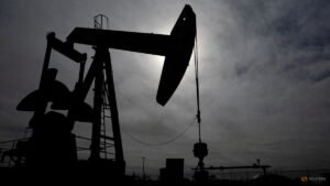 Oil climbs, bonds slide on Middle East hostilities