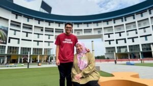 This single mum returned to school at 40 – sharing polytechnic life with her teenage son