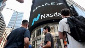 SpaceX’s mobile ambitions jolt US telecom market, analysts debate threat