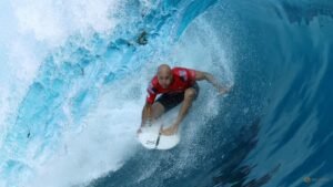 Surfing-Wildcard Kelly Slater stars as Tahiti Pro kicks off in unruly surf