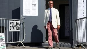 UK parliament probe into Farage resumes after polls win