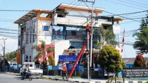 Thousands evacuate after Indonesia quake kills 53, aftershocks hamper rescue efforts