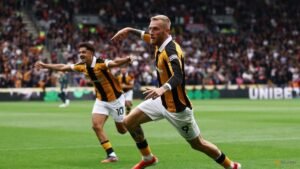 Striker McBurnie salutes Hull City’s discipline in perfect start