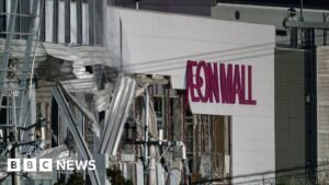 Japan earthquake: Two workers told to re-enter Aeon Mall before fatal explosion