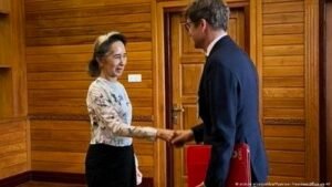 Myanmar: Aung San Suu Kyi meets Red Cross official