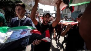 Mass funeral in Gaza as attacks continue despite truce push