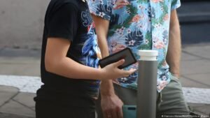 France: Top court blocks social media ban for children