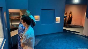 Austria museum heist: Thieves snatch diamond necklace