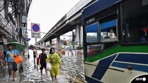 Bangkok floods force thousands into shelters