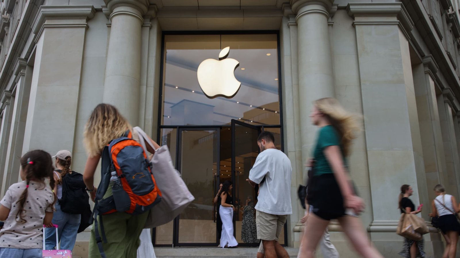 Apple shares are doing something they haven’t done in 20 years. Here’s what’s happening