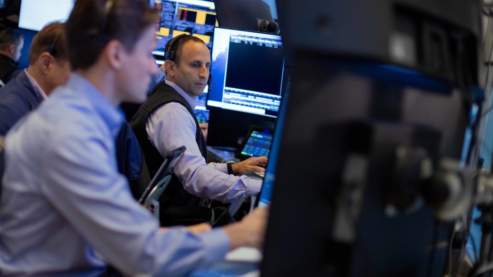 Treasury yields move lower as traders await fresh data after bond sell-off