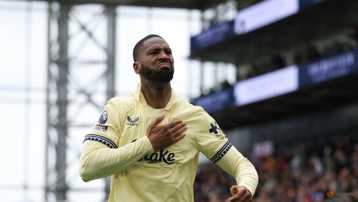 Everton striker Beto completes move to Fiorentina