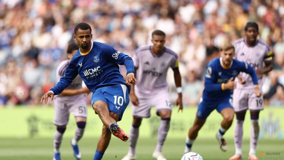 Manchester City sign Ndiaye from Everton