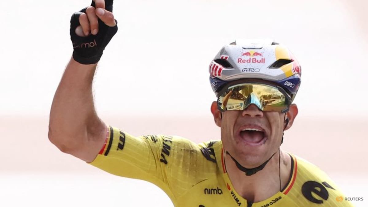 Van Aert wins Vuelta stage 13, Mas retains red jersey
