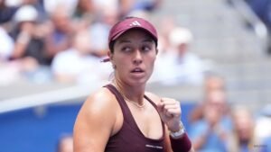 Pegula overcomes Fernandez to return to US Open fourth round