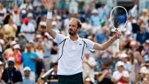 Medvedev’s strong form continues with convincing win over Rinderknech