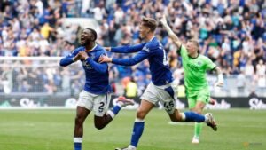 Maitland-Niles screamer earns Everton 2-2 draw with Man Utd