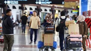 Eight Indonesian airports remain shut due to volcanic ash from Anak Krakatau