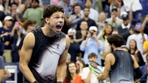 Shelton stuns Alcaraz in late, late show to reach US Open semis