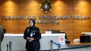 Malaysian regulator to ask publicly-traded firms for El Nino plans, eyes deeper Middle East ties