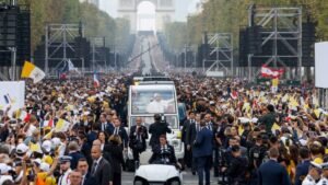 Hundreds of thousands in Paris cheer Pope Leo in largest event of French tour