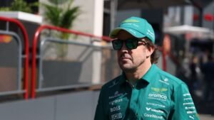 Motor Racing-Alonso extends contract with Aston Martin for 2027 season