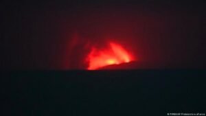 Indonesia: Flights canceled as Anak Krakatau volcano erupts