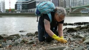 London’s ‘mudlarking’ boom sparks battle over the Thames
