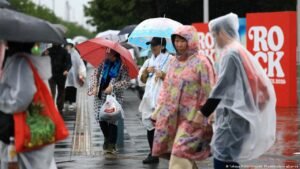 Japan: Typhoon Dujuan sparks flood, landslide warnings