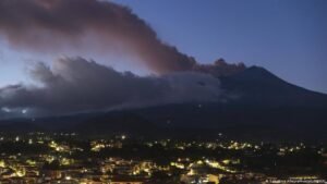 Sicily: Mount Etna ash disrupts Catania flights again
