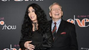 Bob Mackie, designer to the stars who dressed Cher and Marilyn Monroe and defined ’70s glamour, dies at 87