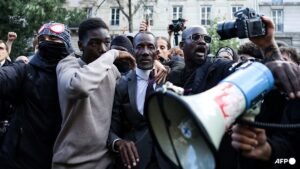 French mayor caught in tear gas while shielding student protesters from police