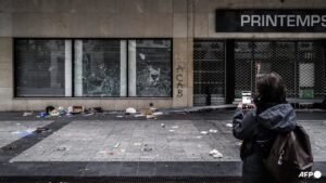 ‘Record’ 855 people arrested over Paris protest violence
