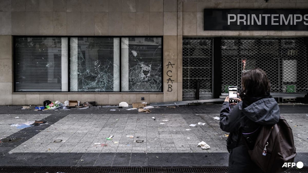 ‘Record’ 855 people arrested over Paris protest violence