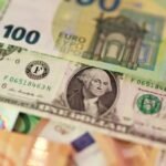 Global bond selloff boosts dollar, pressures euro