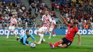 Doubles from Kane and Saka power England to 7-0 rout of Croatia