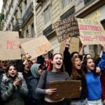 French PM denies police ordered to confront student protesters