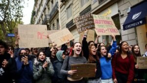 French PM denies police ordered to confront student protesters