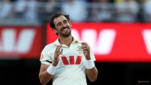 Starc strikes late as Australia fight back v South Africa