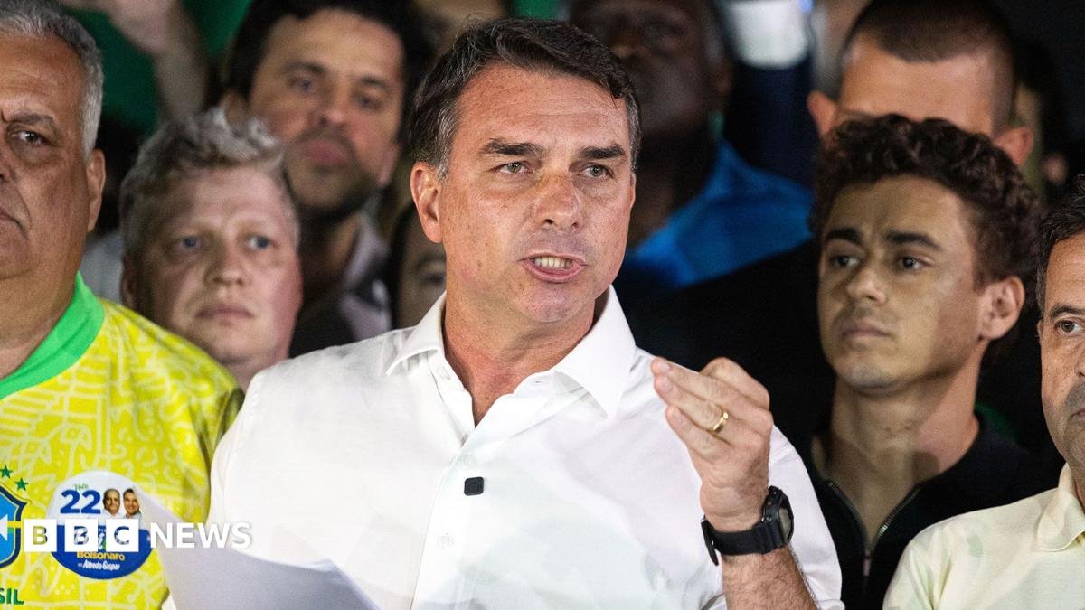Brazilian authorities question whereabouts of Flávio Bolsonaro after he fails to surrender passports