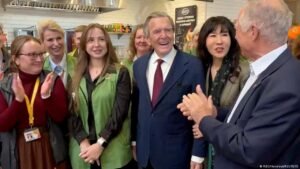 Gerhard Schröder visits latest Russian employer, Hyperglobus