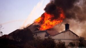 US: Homes burned in California as wildfires rage