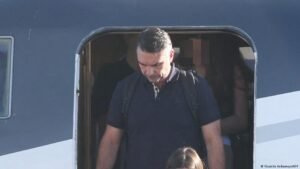 Flavio Bolsonaro lands in Miami, declares himself the ‘leader’ of Brazil