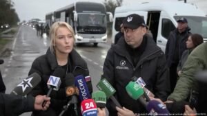 Aid convoy reaches frontline town of Oleshky